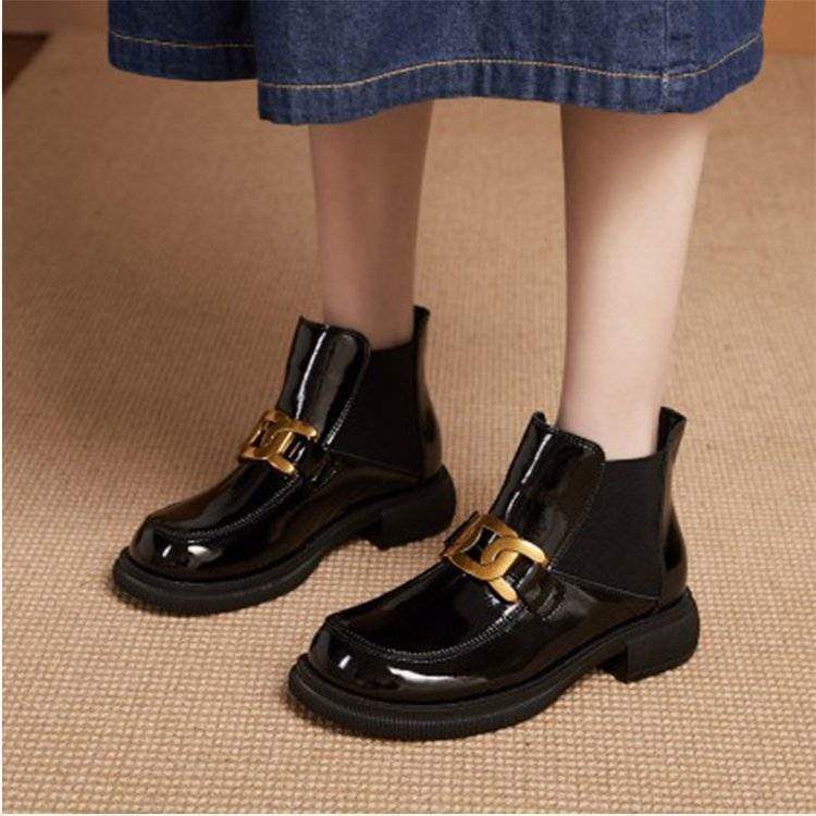 

Ботинки Мартин 2025 новые универсальные с металлической пряжкой британские челси женские лакированная кожа круглый носок толстая подошва яркая кожа короткие ботинки 35