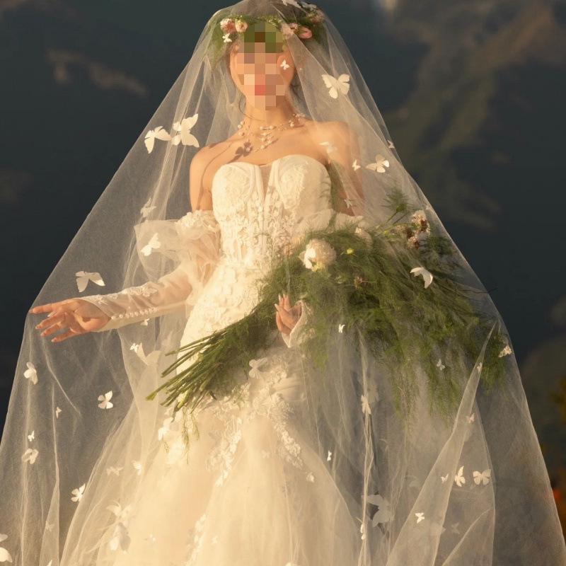 Νυφικό πέπλο Mori Style Λευκή Πεταλούδα & Νυφικό Φόρεμα Γοργόνα με Μαργαριταρένια Κεφαλοστολίδι