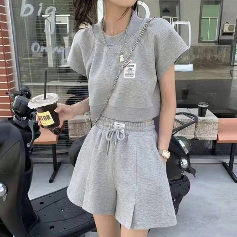 

2026 Summer Casual Sports Shorts & Loose Short-Sleeved Shirt Set - Fashionable, Age-Defying Two-Piece Outfit M under 100 lbs серый