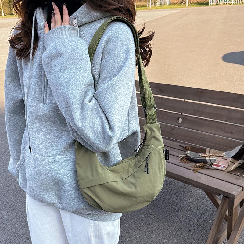 Japanese literature and art 2026 dumpling bag large capacity new fashion commuter messenger bag solid color shoulder bag