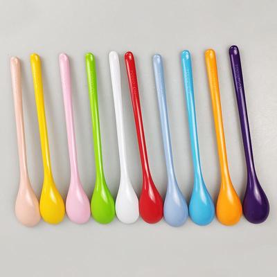 Plastikowe łyżeczki deserowe z długim uchwytem w kolorze cukierkowym Łyżeczka obiadowa do herbaty Zastawa stołowa Sztućce Mieszanie Kawy Kuchenne Łyżki Dozujące Zupa