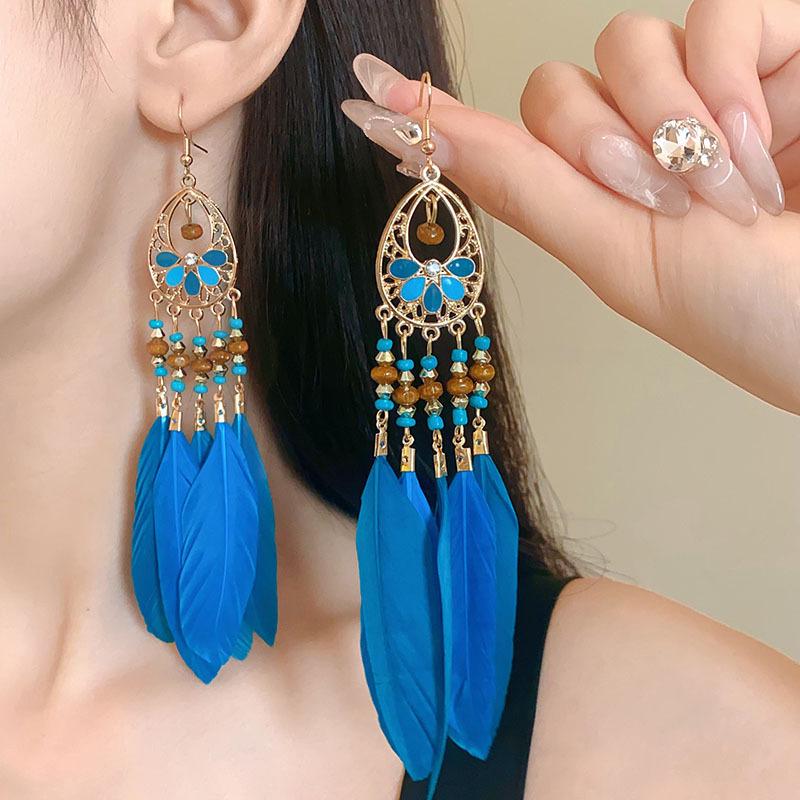 Elegant Bohemian Feather Dangle Earrings - Retro Ethnic Style for a Chic Vacation Look