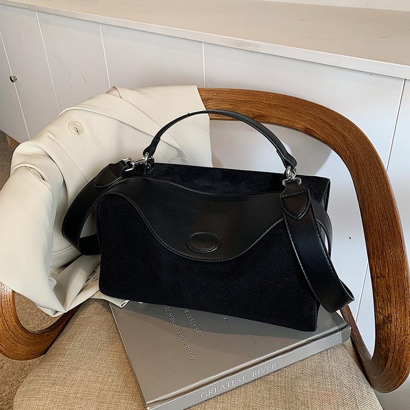 

Матовая сумка женская большой вместимости новая осенне-зимняя универсальная сумка-мессенджер нишевый дизайн портативная сумка-подушка чёрный