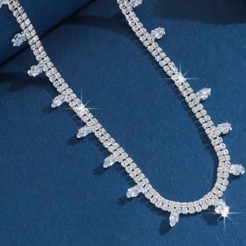 Elegantes Brautschmuckset Elegantes Brautschmuckset mit Strasskette und Ohrringen für die Ehe