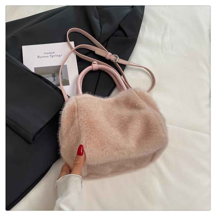 Cute Furry Handbag Bag Women's 2025 New Autumn and Winter Foreign Style Niche Plush Bucket Bag Shoulder Messenger Bag