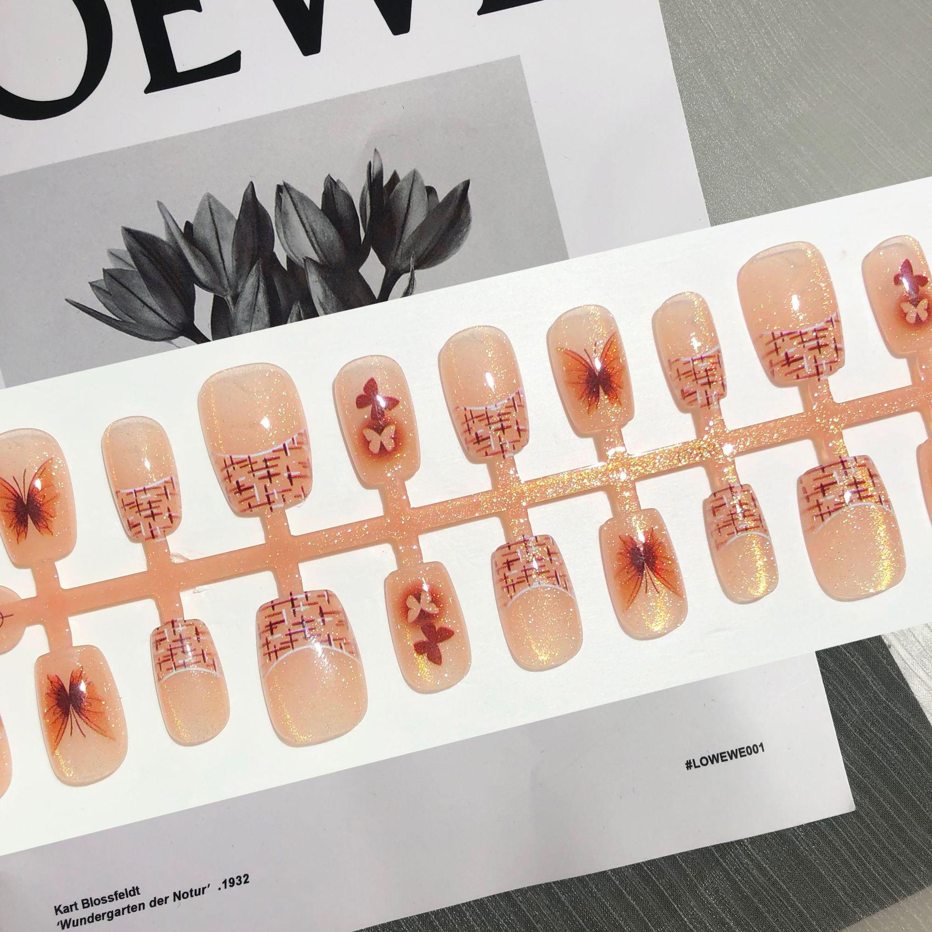 

Британская клетка и хрустальный градиент, накладные ногти «кошачий глаз» для осени/зимы