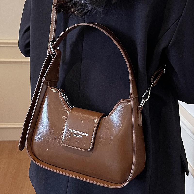 French niche single shoulder underarm bag women's 2025 summer new fashionable high-value commuter baguette bag messenger bag