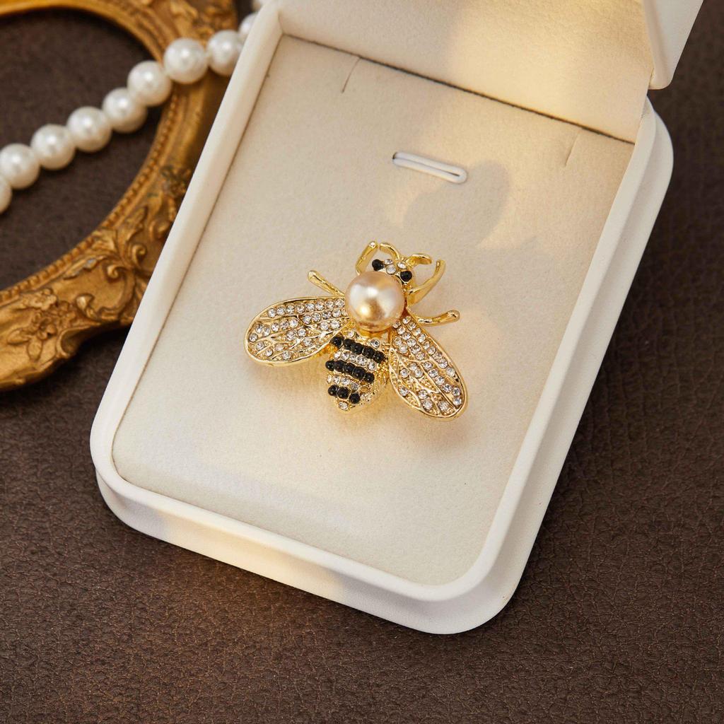High-End Women's Bee Brooch: Korean Luxury Temperament Badge Pin for Versatile Clothing Accessories