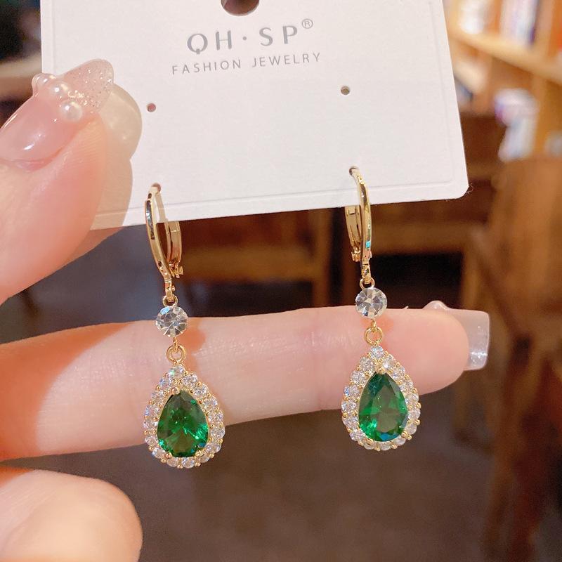 

Серьги с каплями воды со сверкающим цирконием. Высококачественные серьги с атмосферными кристаллами. Новые серьги 2023. Высококачественные и универсальные пряжки для ушей.