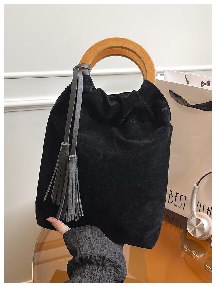

Замшевая портативная сумка с бахромой женская 2025 новая ретро иностранная газовая сумка-ведро модная для выхода в свет ручная сумка для поездок чёрный