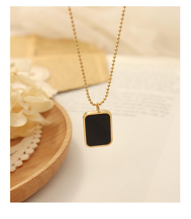 European Retro Black Shell Pendant Necklace, 18K Gold-Plated Titanium Steel Clavicle Chain (P528)