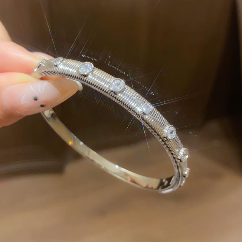 Trendy Geometric Clasp Bracelet with Japanese and Korean Cubic Zirconia - Retro Cool Style, Light Luxury Hand Chain Jewelry.