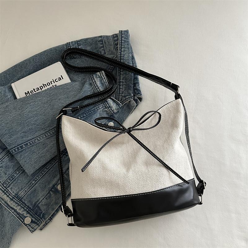 Elegant White Tote Bag With Retro Style And Spacious Design For Commuting