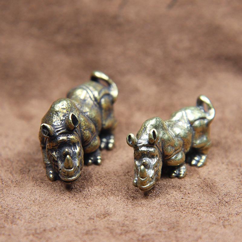 1PC Fatto a mano in puro rame carino rinoceronte miniature figurine solido ottone vintage rinoceronte ornamenti animali da tè decorazioni da tavolo artigianato
