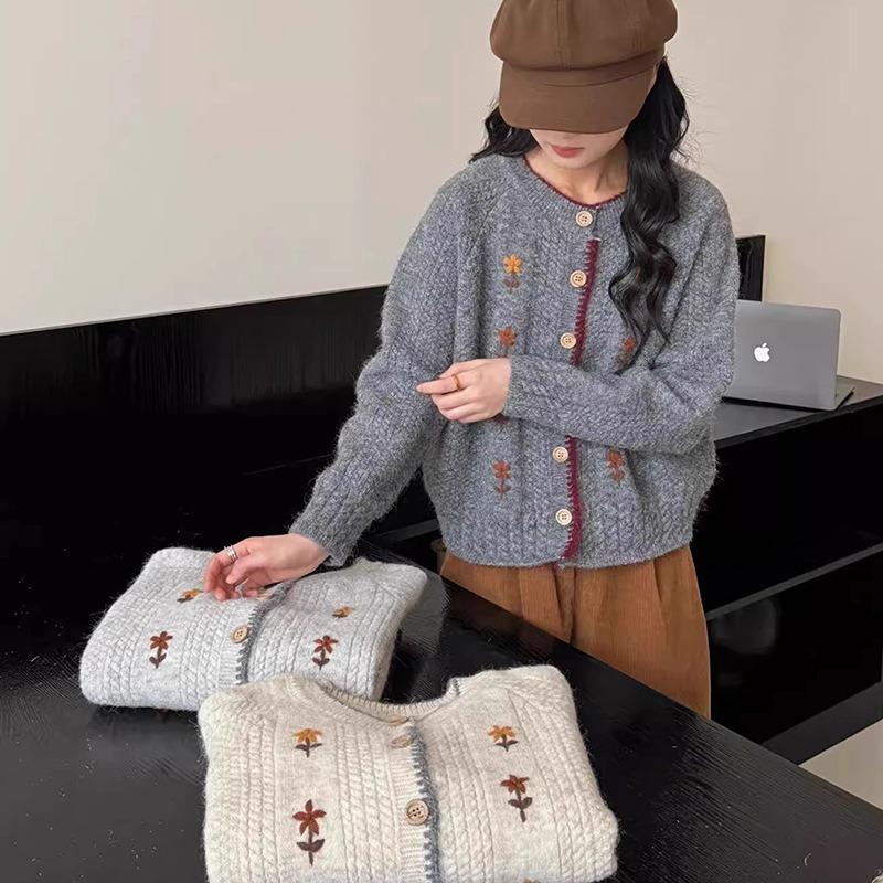 Retro Embroidered Flower Crew Neck Sweater Jacket Women's Autumn and Winter New Gentle Wind Soft Waxy Versatile Soft Waxy Knitted Cardigan