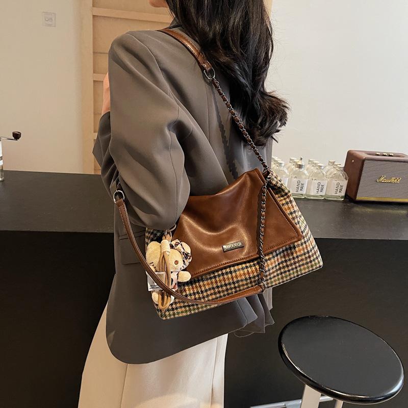 Contrasting colors, fashionable large-capacity bags, women's 2025 spring new foreign-style shoulder bags, woolen personalized ins tote bags