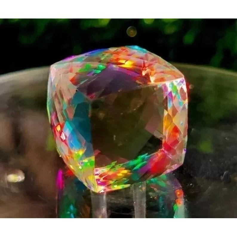 Quarzo Mistico Naturale Colore Arcobaleno Taglio Cubico 200+ Carati Splendida Gemma