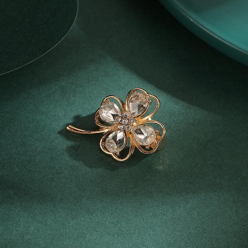 Fashionable Anti-glare Brooch with A High-end and Personalized Diamond-encrusted Four-leaf Clover Collar Needle To Prevent Exposure