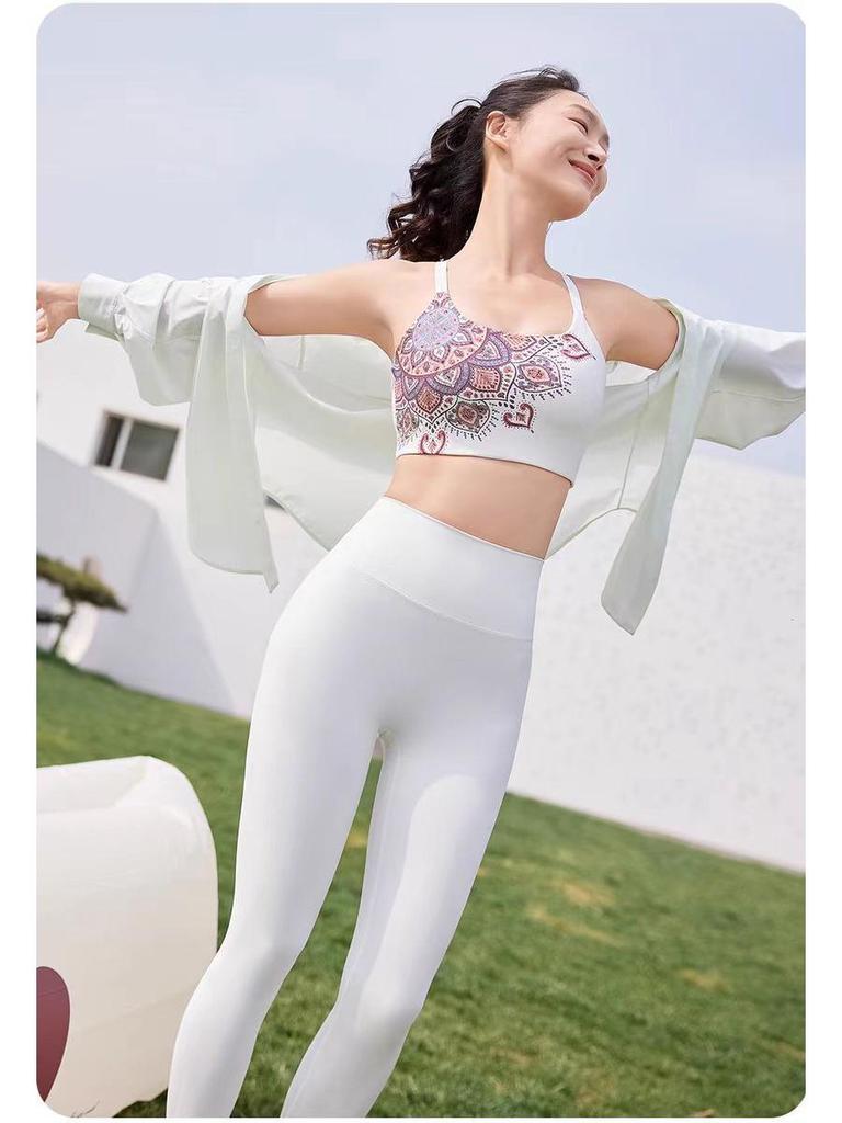 Conjunto de sujetador deportivo y pantalones de fitness con chaleco de yoga y flor de mandala