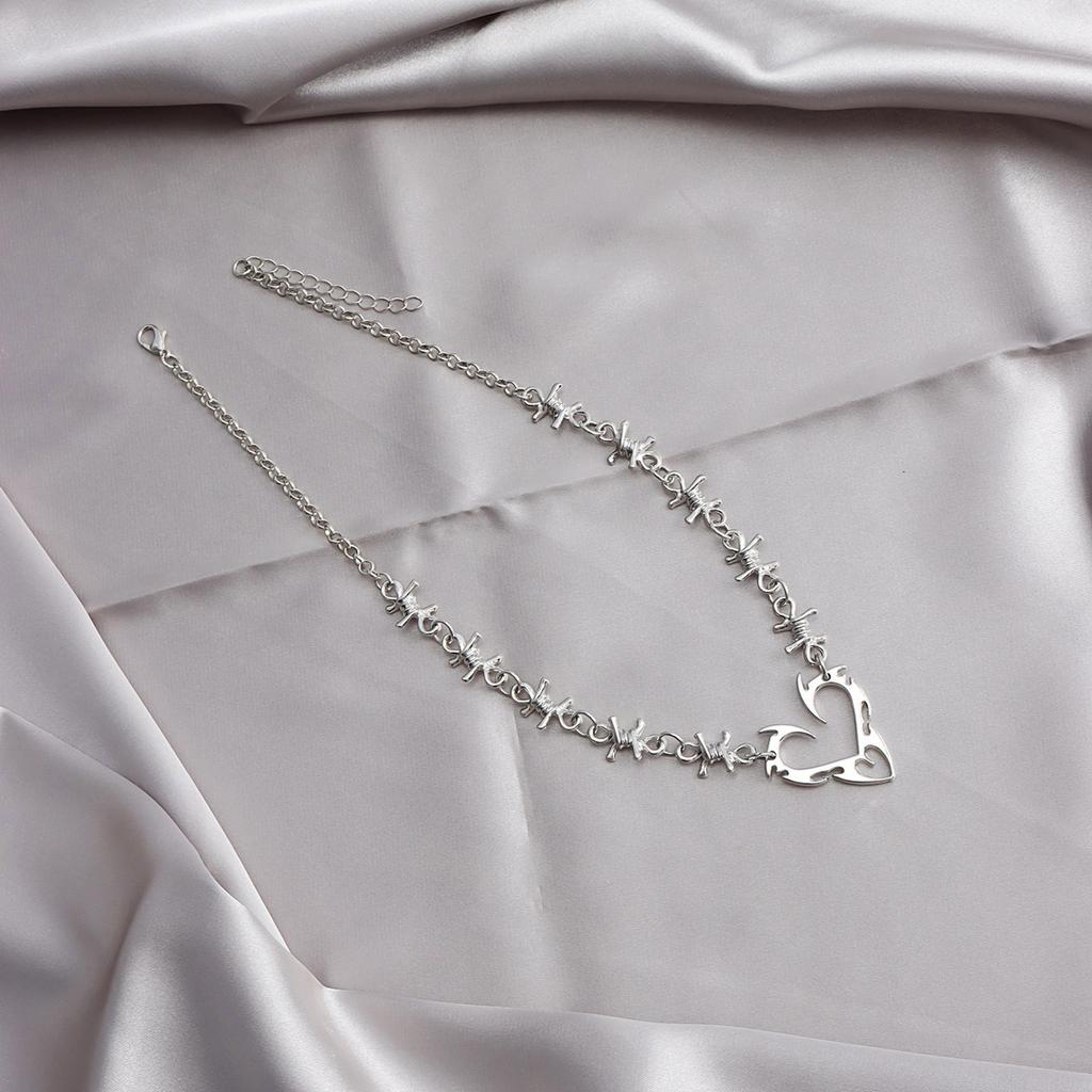 Trendsetting Love Heart Shaped Necklace Fashion Jewelry Accessory with Thorns Detail for Fashionable Enthusiasts