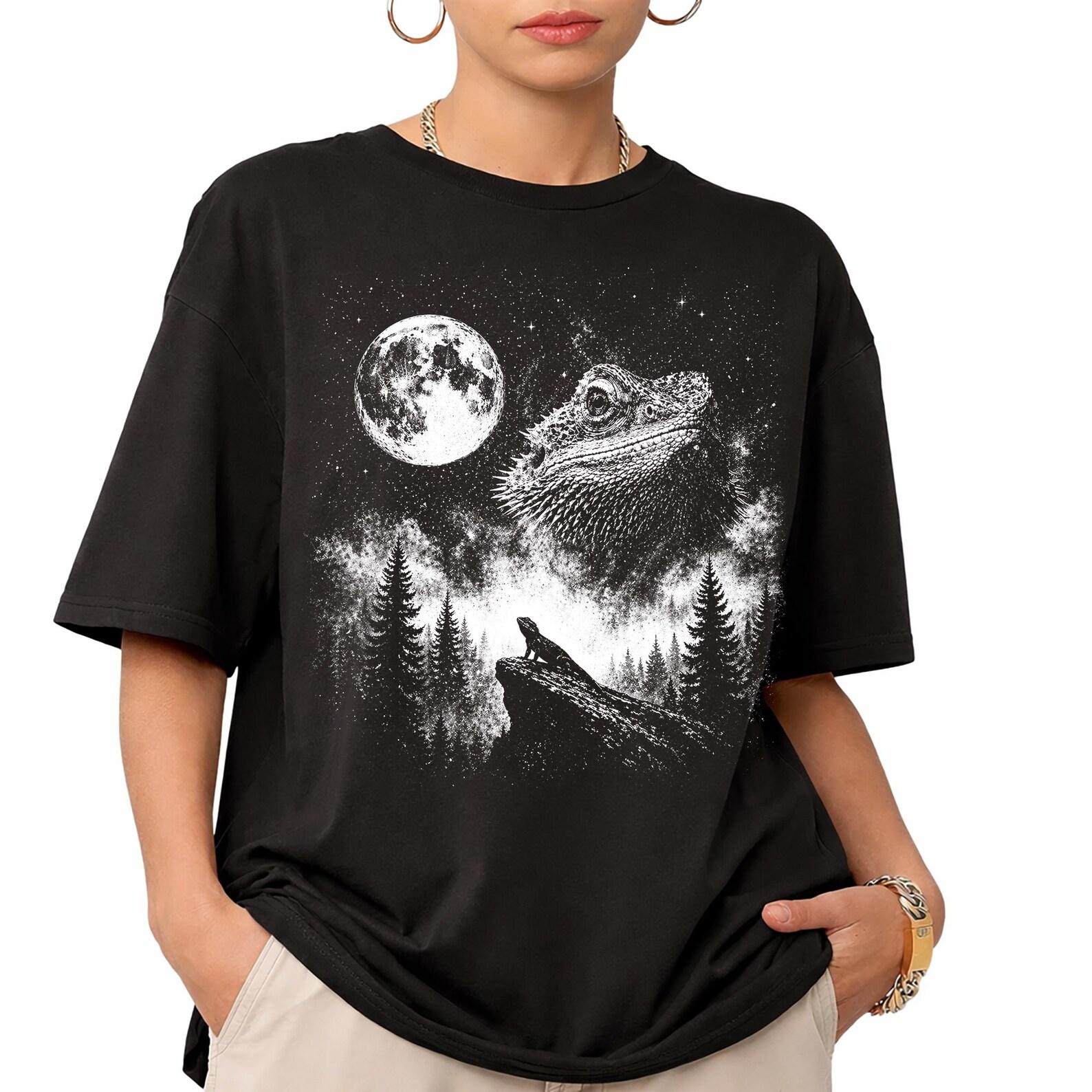 Bearded Dragon Howling Moon T-Shirt, Retro 90s Celestial Reptile Tee, Streetwear T-Shirt 4XL