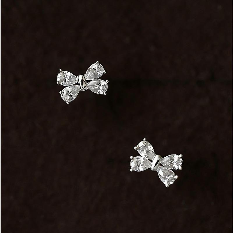 Exquisite and Compact Bow-shaped Earrings for Women, Light Luxury Earrings, Fashionable and Versatile Jewelry.