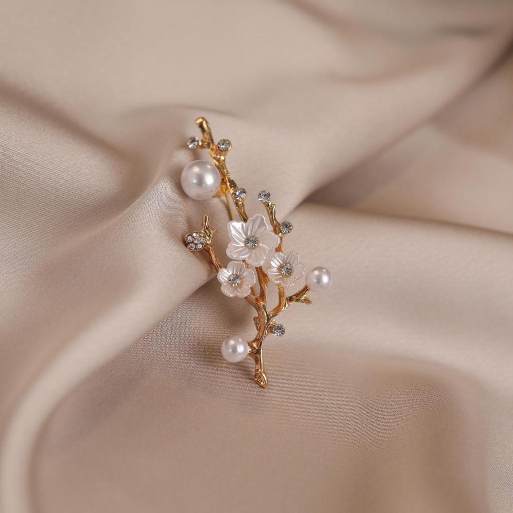 Elegant Pearl Brooch for Women's Suits - High-End Jewelry Pin