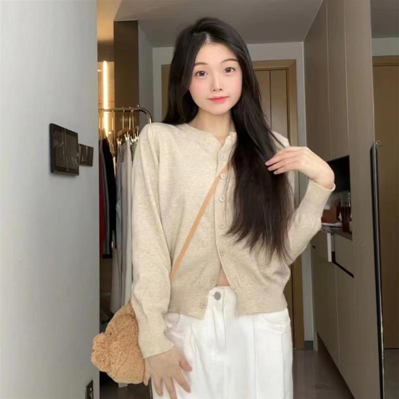 This Autumn and Winter Light Knitted Cardigan Is A New Style for Women, Featuring A Laid-back and Soft Sweater with A High-end Look