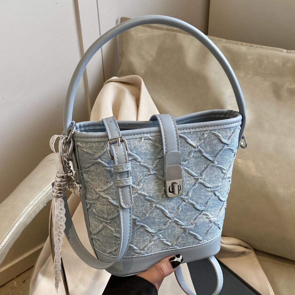 Korean texture portable bucket bag is popular this year, diamond bag women's new fashion niche single shoulder messenger bag tide