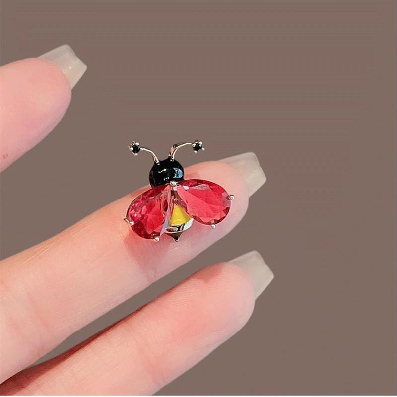 

Brooch Female Korean Xiaoxiangfeng Cute Crystal Bee Brooch Pin Suit Anti-light Collar Pin Accessories рожевий червоний колір