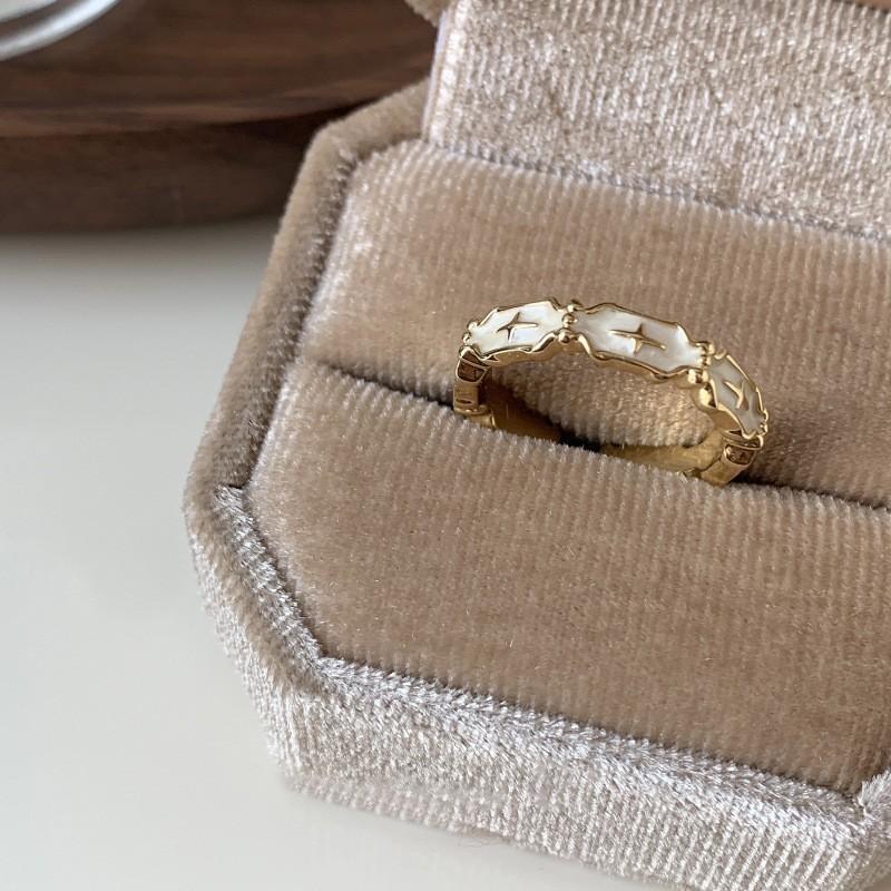 Copper Contemporary Vintage Ring For Women With Luxurious Gold Finish And Dazzling Geometric Diamond Detailing