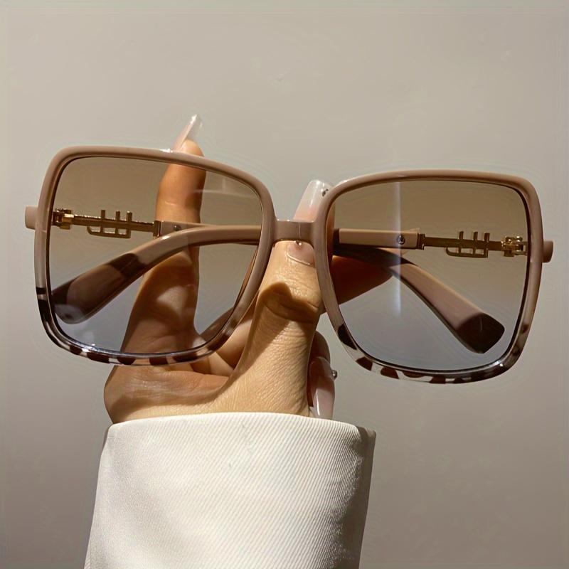 Retro Two-Tone Fashion Sunglasses - Lightweight Design, Oversized Blue & Red Frame, Gradient Lens, Ideal for Beach Travel