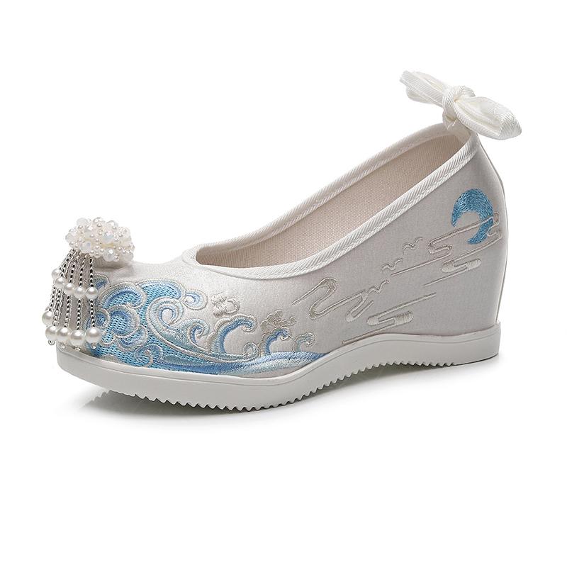 Elegant Embroidered Flower Shoes Hanfu Style Women's High-Rise Shoes Cotton Lined Slip-On Traditional Chinese Costume Footwear