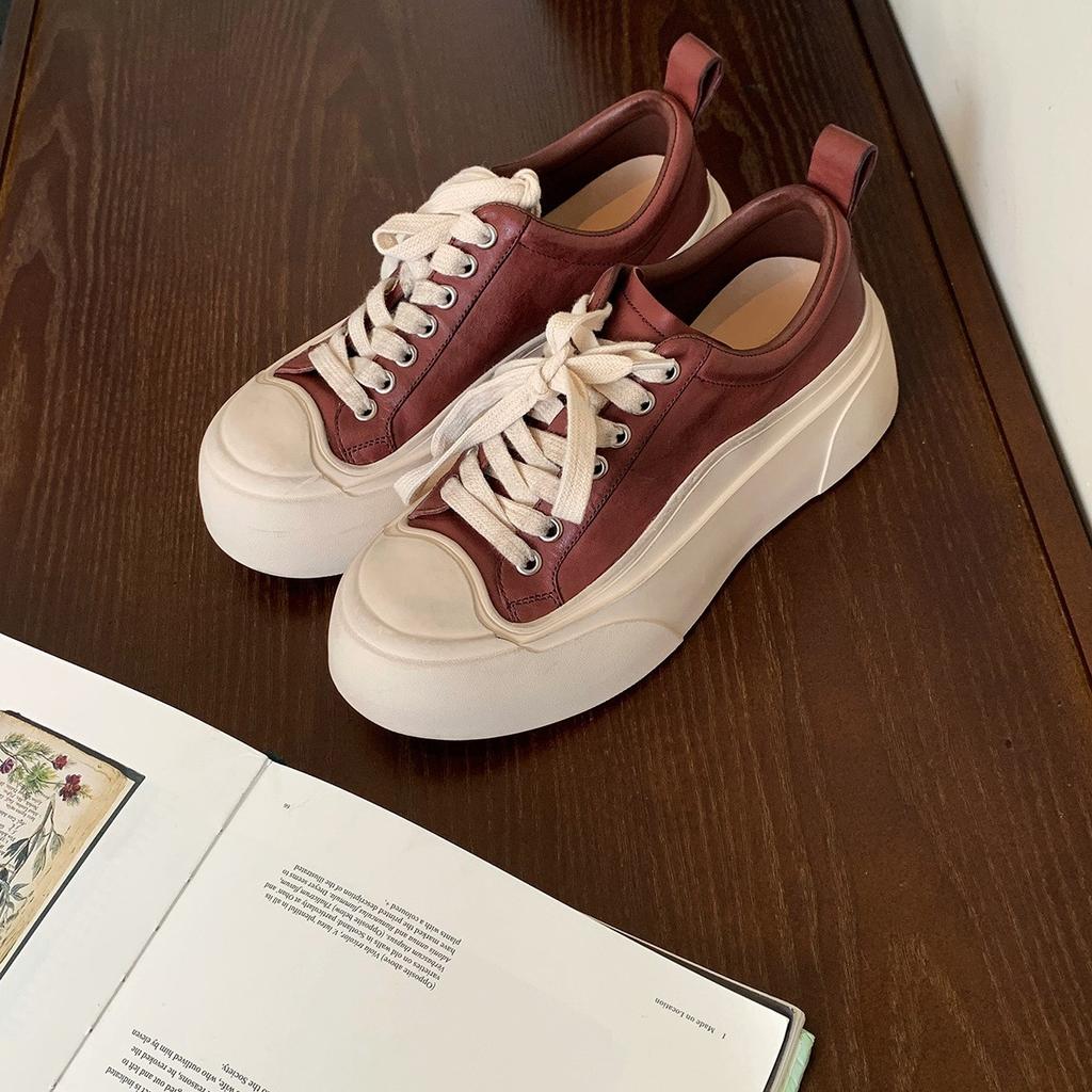 Verze z hovězí kůže~ Hroznová matka má stejnou pravou kůži, všestrannou kulatou špičku, zvýšenou silnou podrážku, staré špinavé boty, dámské ležérní sportovní boty