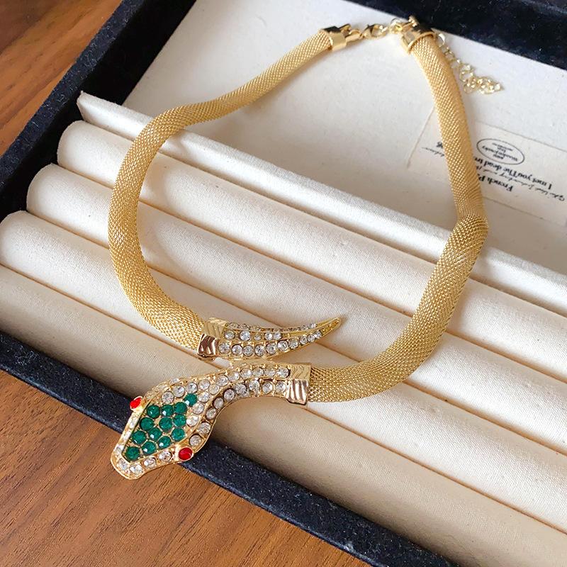 

Diamond-encrusted snake necklace, unique and creative light luxury style collarbone chain, exquisite fashion and trendy personality necklace