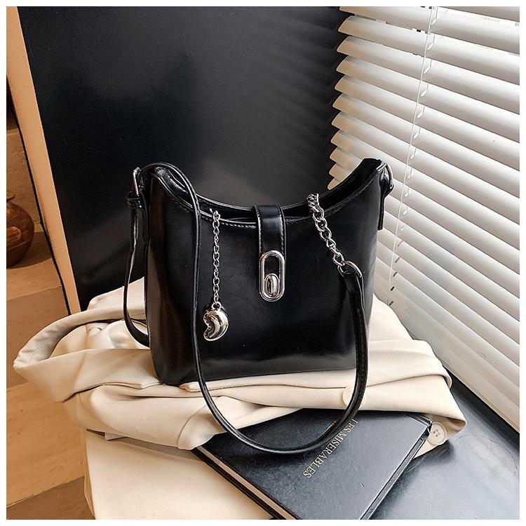 Niche Bucket Bag 2025 New Popular Messenger Bag Shoulder Underarm Bag High Fashion Versatile Women's Bag