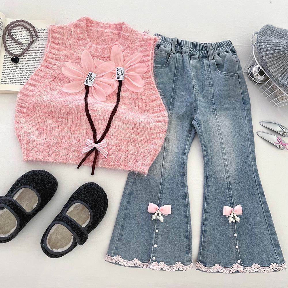 Baby Mädchen Herbst Strickset: Wollweste, Hemd & Micro-Flare Jeans Trendiges Dreiteiler 2025.