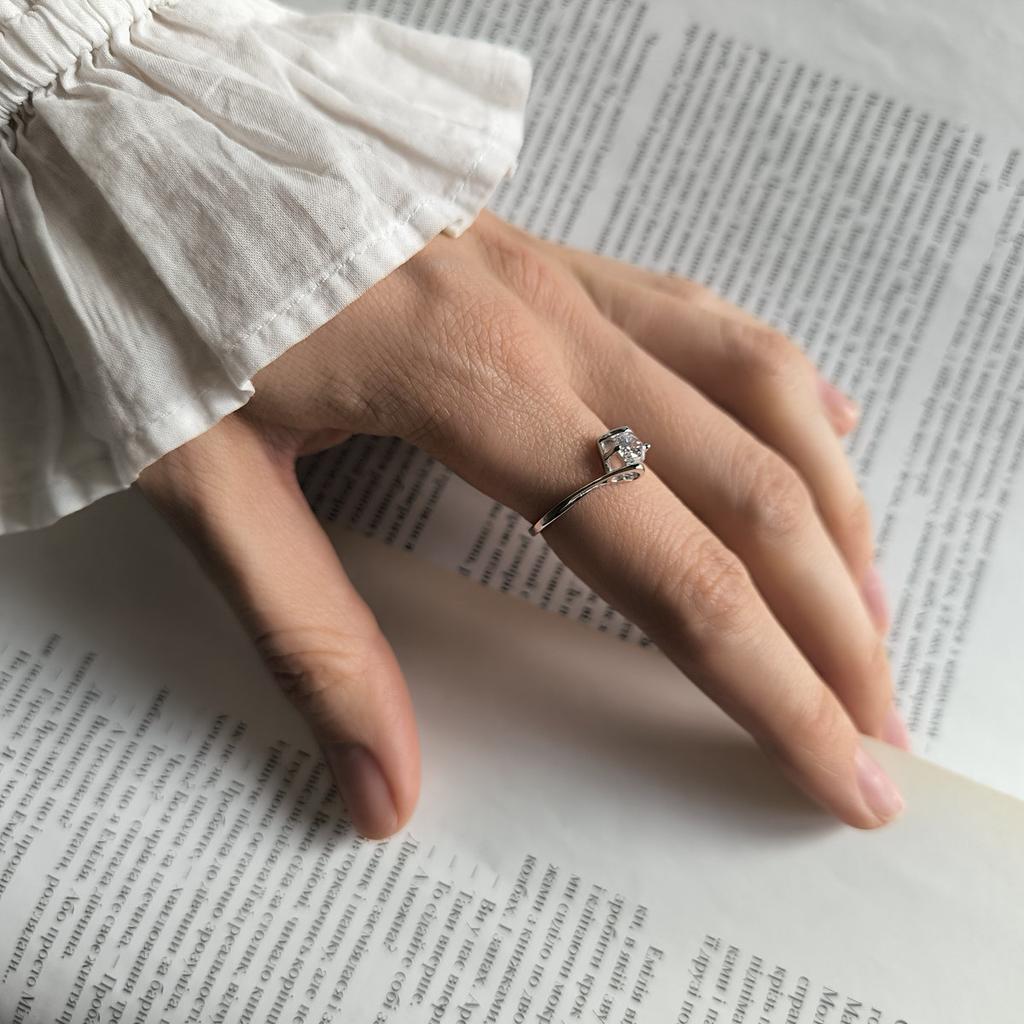 Серебряное кольцо с фианитами, вес изделия 1,88 гр (2207733)