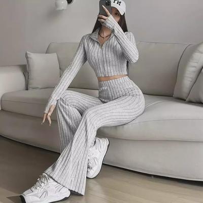 Lässiges, geripptes, einfarbiges zweiteiliges Set für Damen: Kurzes Oberteil mit langen Ärmeln und Reißverschluss und Schlaghose mit hoher Taille