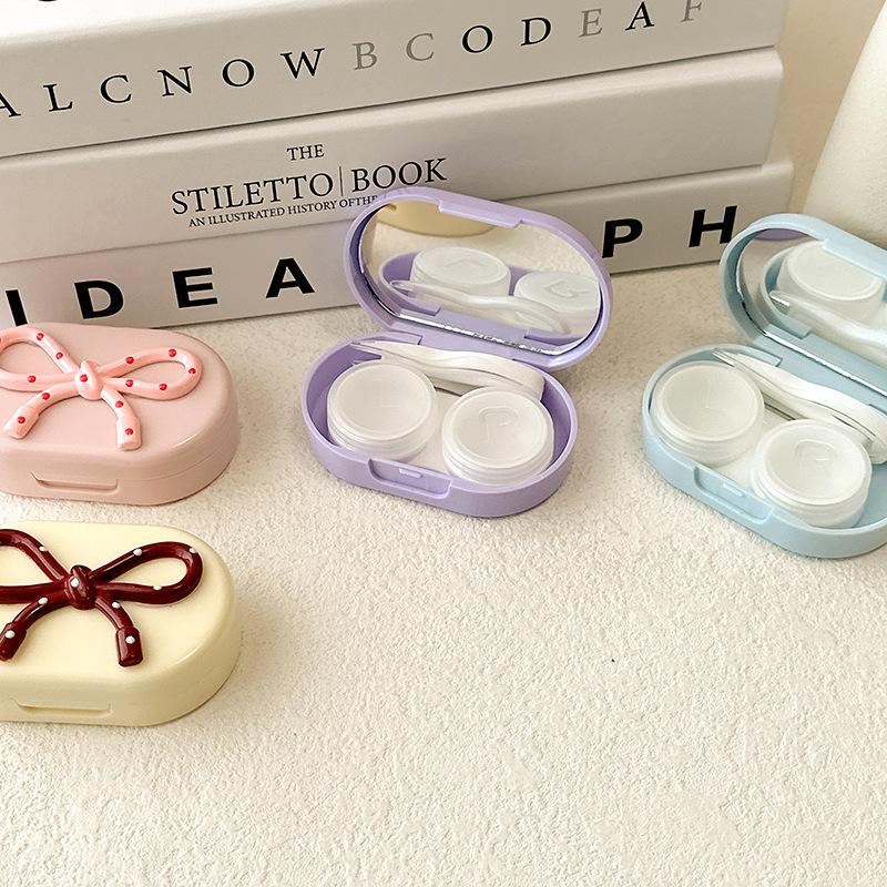 Bonbonfarbene Kontaktlinsenbox Niedliche Schleife Tragbarer Kontaktlinsenbehälter mit Pinzette Saugstab Set für Reise-Kit-Halter