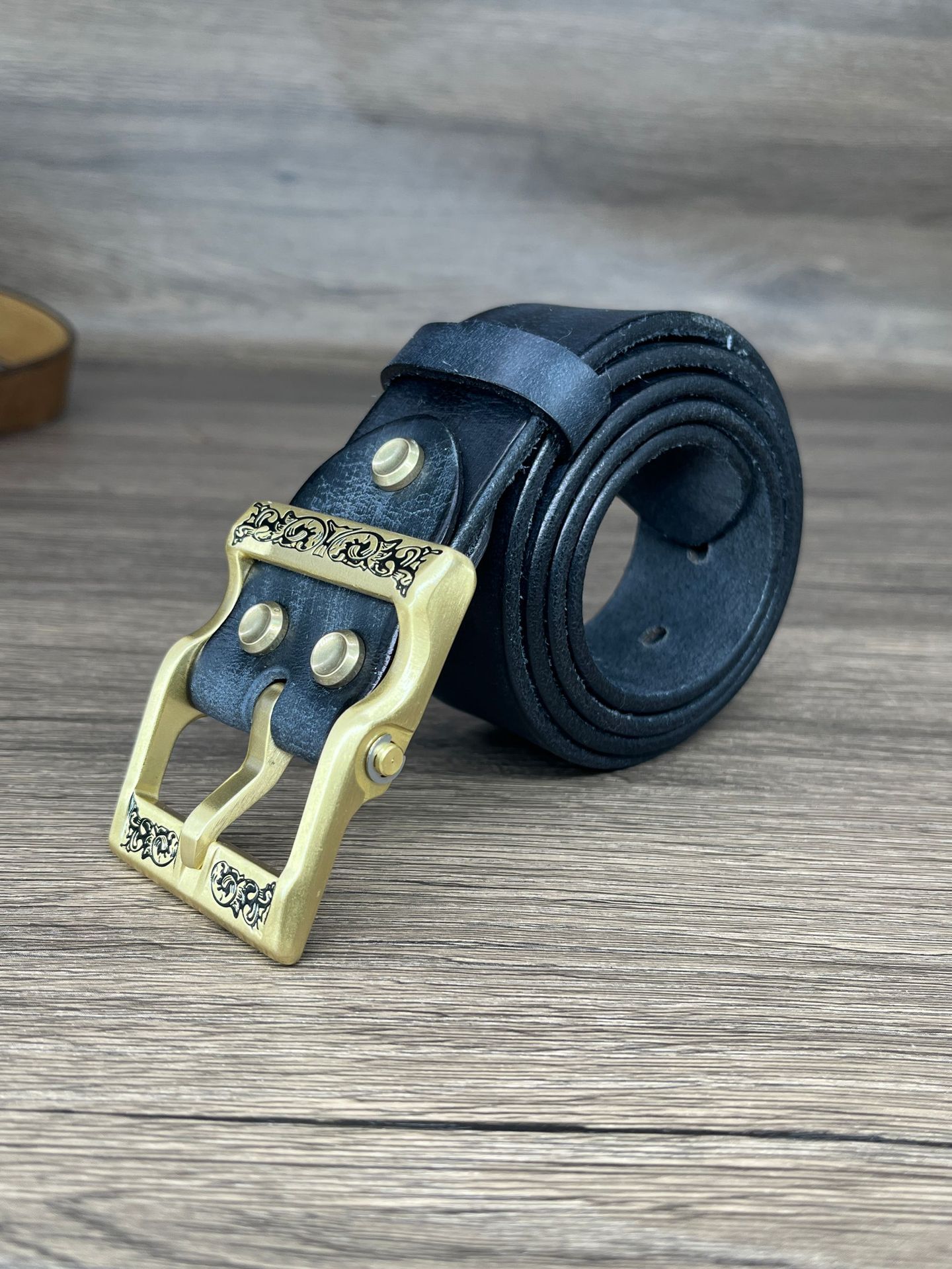 

Men s Leather Belt, Ultra Thick Pure Copper FC Sixth Generation Wind Dust Flower Buckle Belt, Head Layer Cowhide Belt, Handmade Needle Buckle 105cm