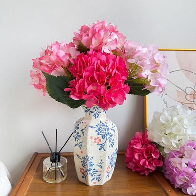 Künstliche Hortensienblüten-Dekoration für Wohnzimmer und Esstisch