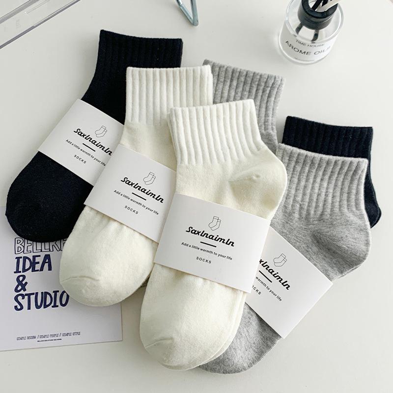 Trendy Black and White Unisex Low-Top Short Socks – Sweat-absorbent and Perfect for Autumn/Winter Sports and Couples.