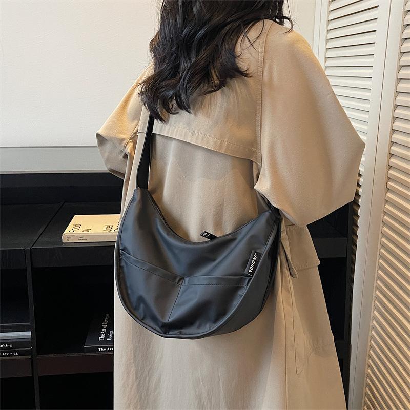 Simple casual large-capacity bag women's fashion versatile messenger bag popular niche commuter dumpling bag