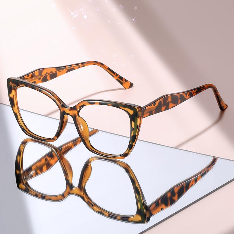 New Model Chic Cat-Eye Glasses: Transparent Frame with Two-Tone Accents, Fashion Eyewear for Women