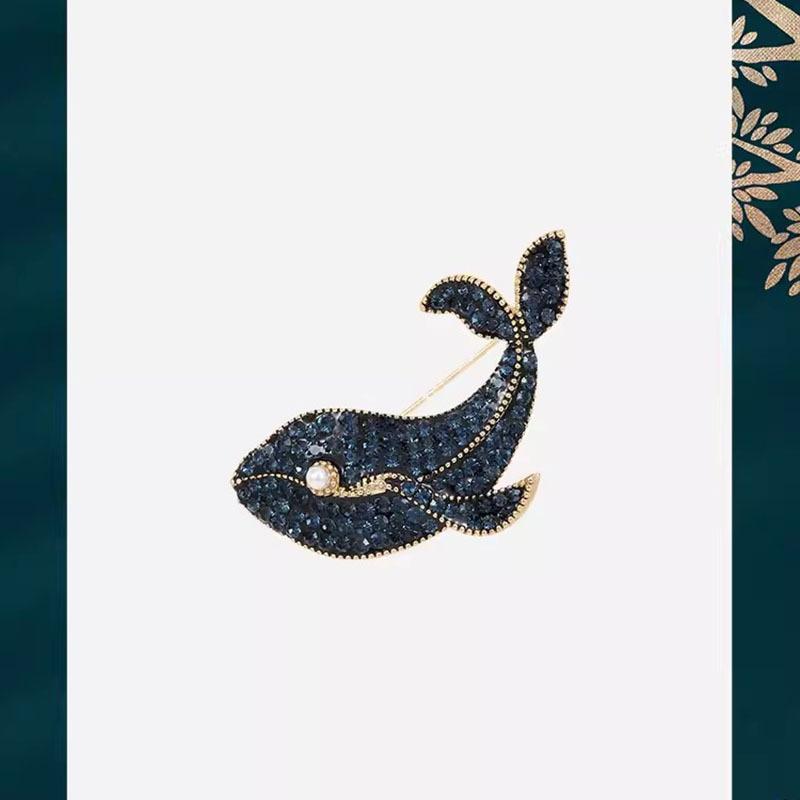 

Милая брошь в виде кита, женская нишевая брошь высокого класса, чувственный корсаж, темперамент, имитация света, булавка, персонализированные аксессуары для костюма