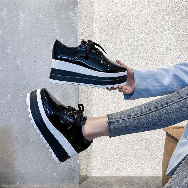 Taglia 35-43, scarpe da donna taglia grande testa quadrata scarpe muffin da donna 41 suola platform versatili stile britannico pelle verniciata stringate mocassini 42