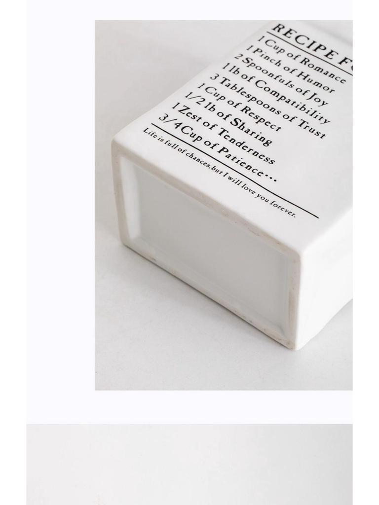 Skandynawski biały ceramiczny wazon na suszone lub świeże kompozycje kwiatowe w wystroju salonu