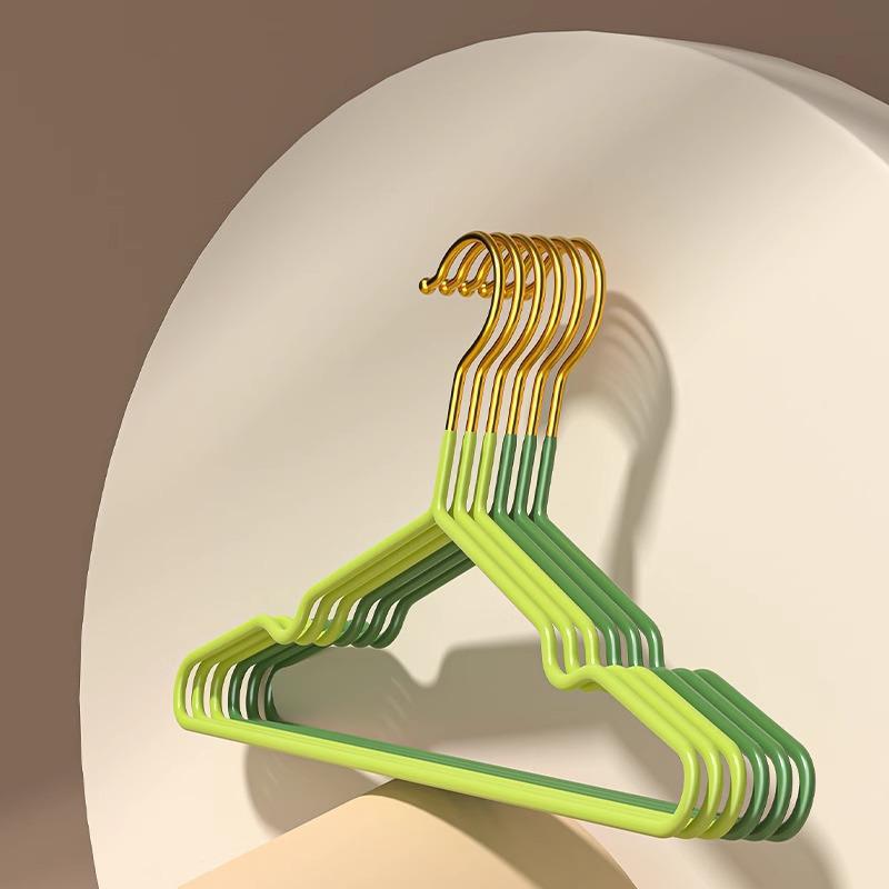 

Предложение для новичков: Бесшовная золотая вешалка-крючок с противоскользящим покрытием - Без складок на плечах, с дип-покрытием