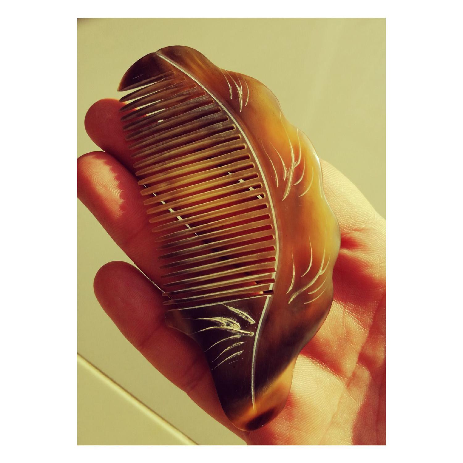 

Практичний і стильний кістяний гребінець Barak Hand Hand Size